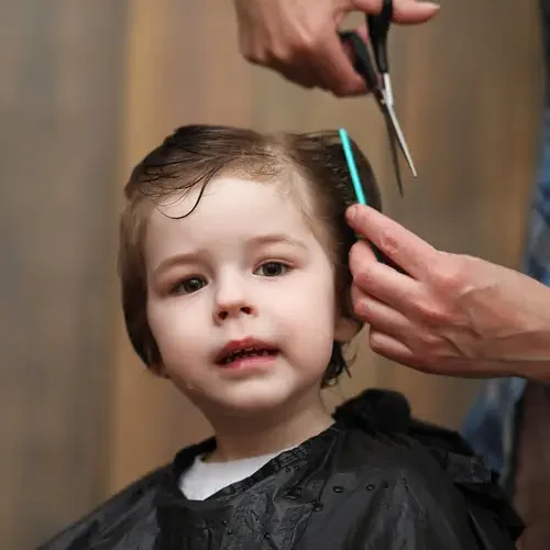 little-boy-is-trimmed-hairdresse